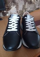 Продам жіночі шкіряні кросівки 39р... оголошення Bazarok.ua